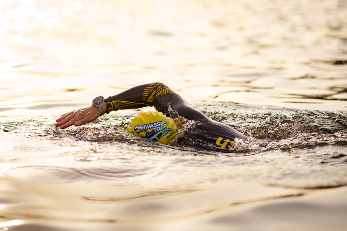 Schwimmer in Seitenansicht im Abendlicht bei der Freiwassertour in Losheim